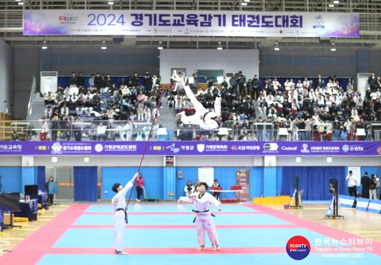 기사 2024.11.30.(토) 1-4 (사진)  경희대학교 태권도시범단이 2024년 11월 30일(토) 경기도 가평군 한석봉체육관에서 개최한 2024 경기도교육감기 태권도대회 개회식에서 시범을 하고 있다.  .jpg