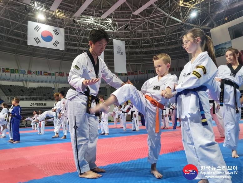 기사 2024.07.17.(수) 1-1 (사진 1) 미국 태권도 수련생들이 태권도진흥재단 지도 사범과 함께 발기술을 수련 하고 있다.jpg