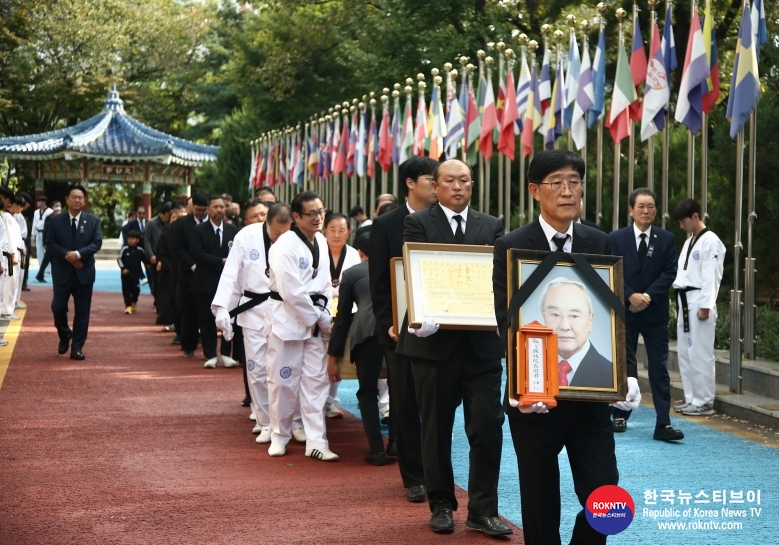 기사 2024.10.07(월) 1-4 (사진 13) 고(故) 강원식 전 국기원 원장 영결식을 마치고 운구 행렬이 국기원 외부를 돌고 있다   .jpg