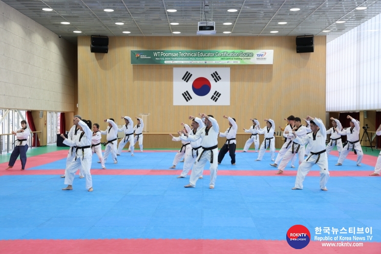 기사 2024.11.06.(수) 2-2 (사진 2) 세계태권도연맹(WT) 품새 실기강사 교육과정 참가자들이 실기를 하고 있다  .JPG