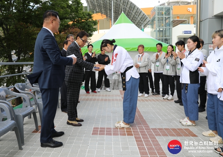 기사 2024.10.23.(수) 4-17 (사진 17) 김경덕 경기도태권도협회 회장이 제105회 전국체육대회 태권도 품새경기 선수들을 격려하고 있다. .JPG