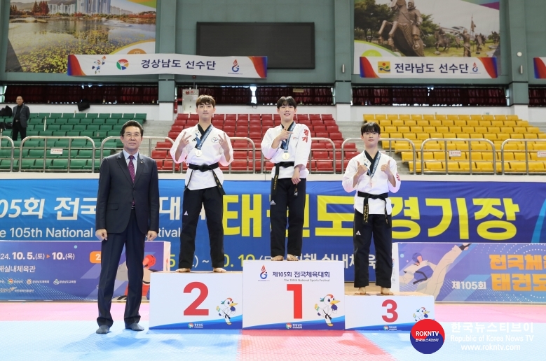 기사 2024.10.23.(수) 4-15 (사진 15) 김경덕 경기도태권도협회 회장이 제105회 전국체육대회 태권도 품새경기 선수들을 격려하고 있다. .JPG