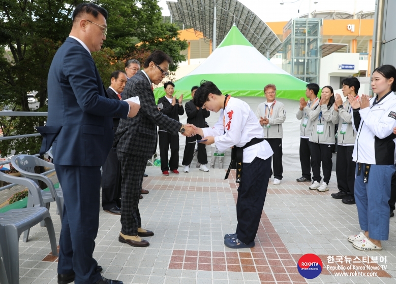 기사 2024.10.23.(수) 4-13 (사진 13) 김경덕 경기도태권도협회 회장이 제105회 전국체육대회 태권도 품새경기 선수들을 격려하고 있다. .JPG