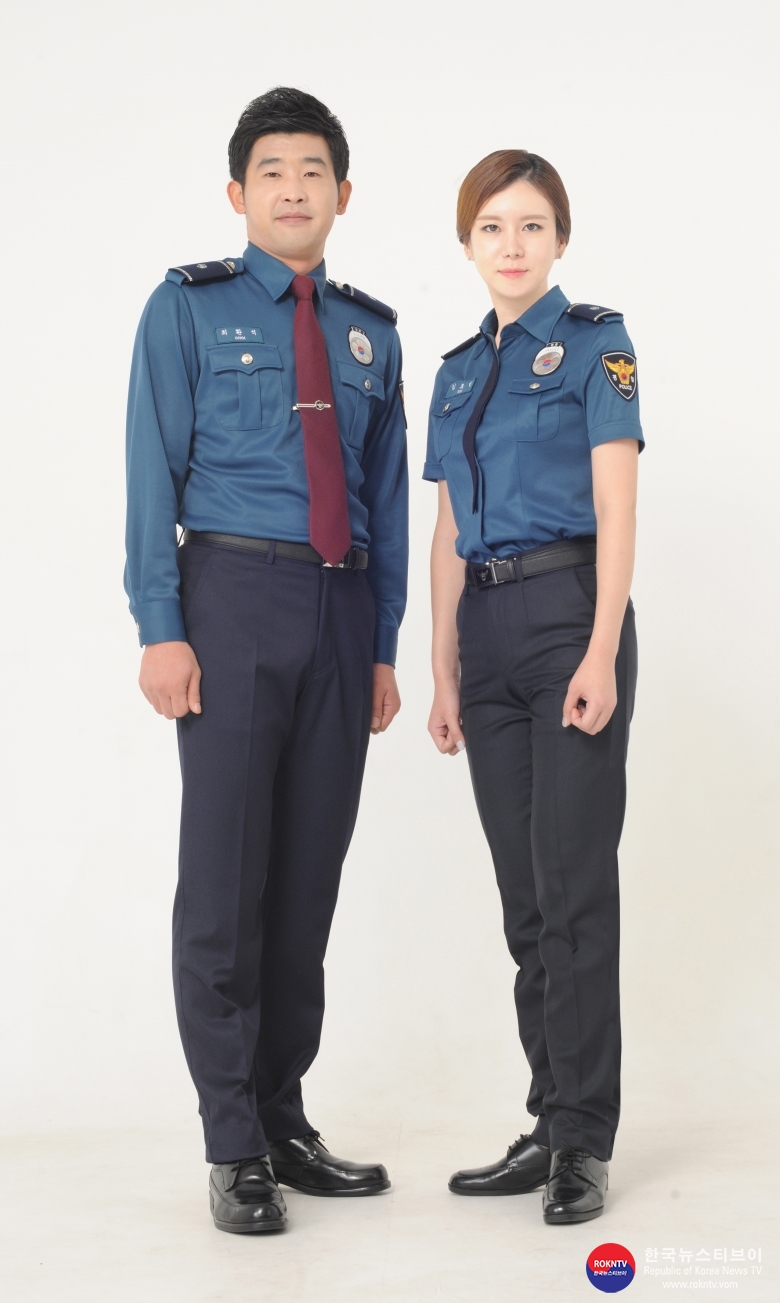 보도자료 경찰청 2015.10.20 사진 경찰 제복내근 근무복(남녀 사선).jpg