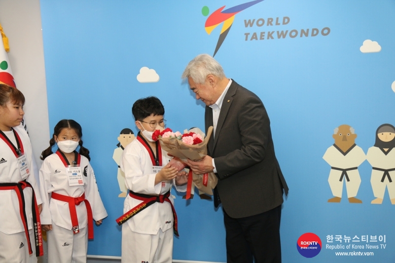 기사 2020.05.09.(토) 2-2 (사진) World Taekwondo President meets winners of Korean Children’s Taekwondo Quiz Contest.jpg