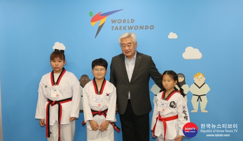 기사 2020.05.09.(토) 2-1 (사진) World Taekwondo President meets winners of Korean Children’s Taekwondo Quiz Contest.jpg